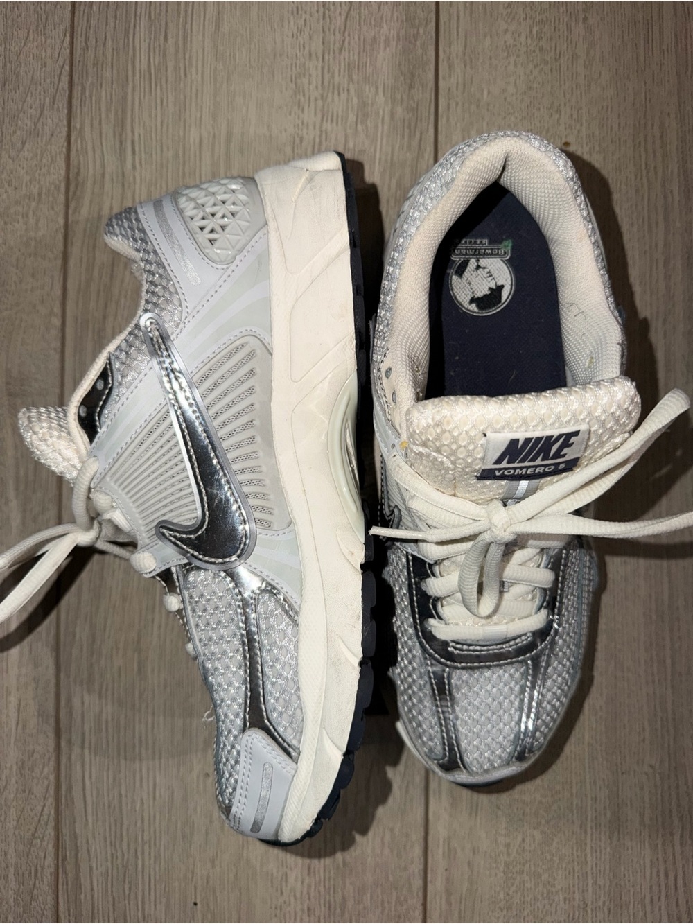 W Nike Vomero 5 - White & Metallic Silver WOMEN US SIZE 10.5 Men SIZE (9) - Picture 3 of 7